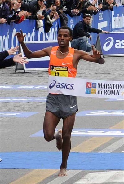 Siraj Gena finishing the 2010 Rome Marathon barefoot